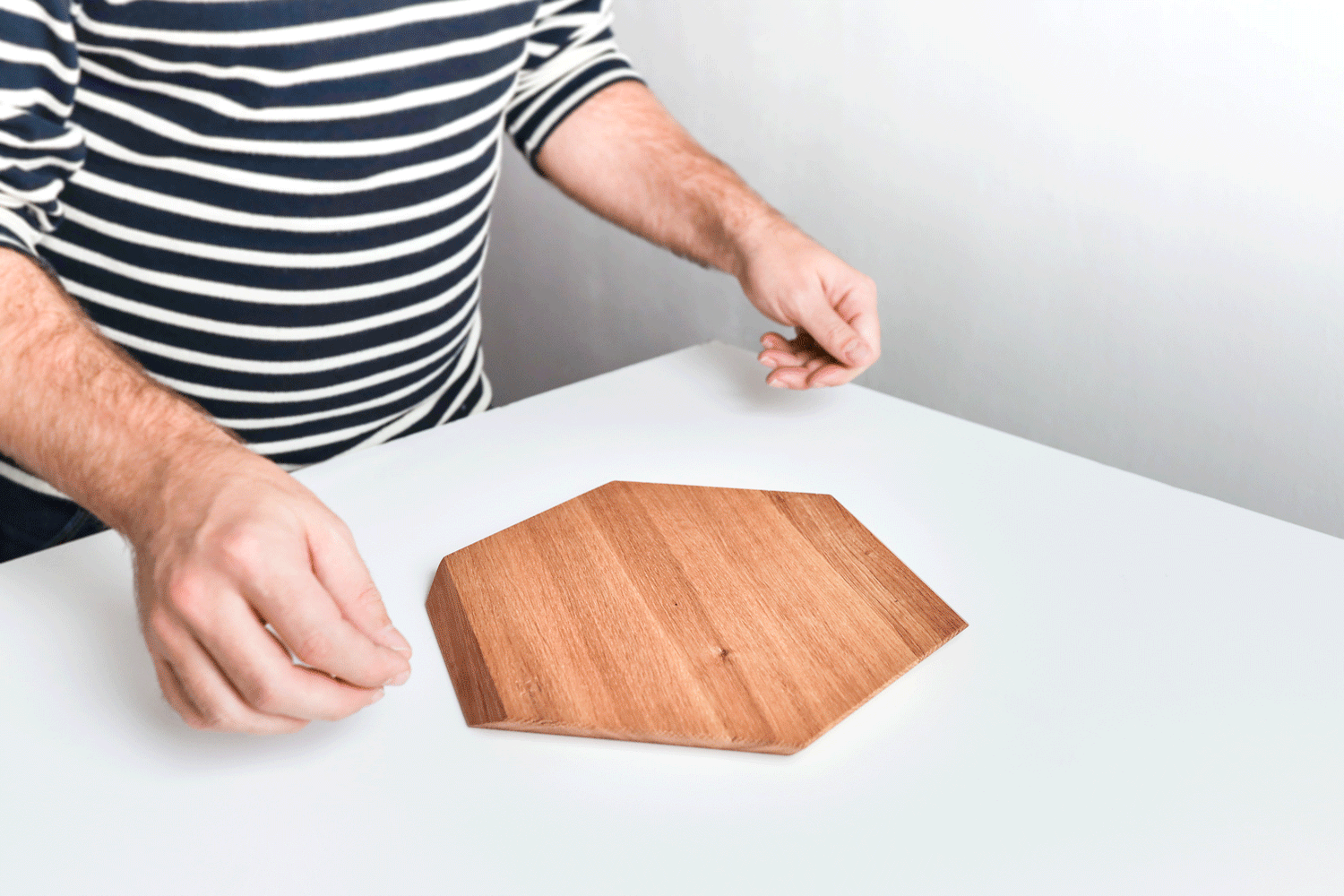 Frühstücksbrett EDGE lässt sich problemlos greifen und drehen. Gebaut aus massiver Eiche. Mit abgeschräten Kanten.