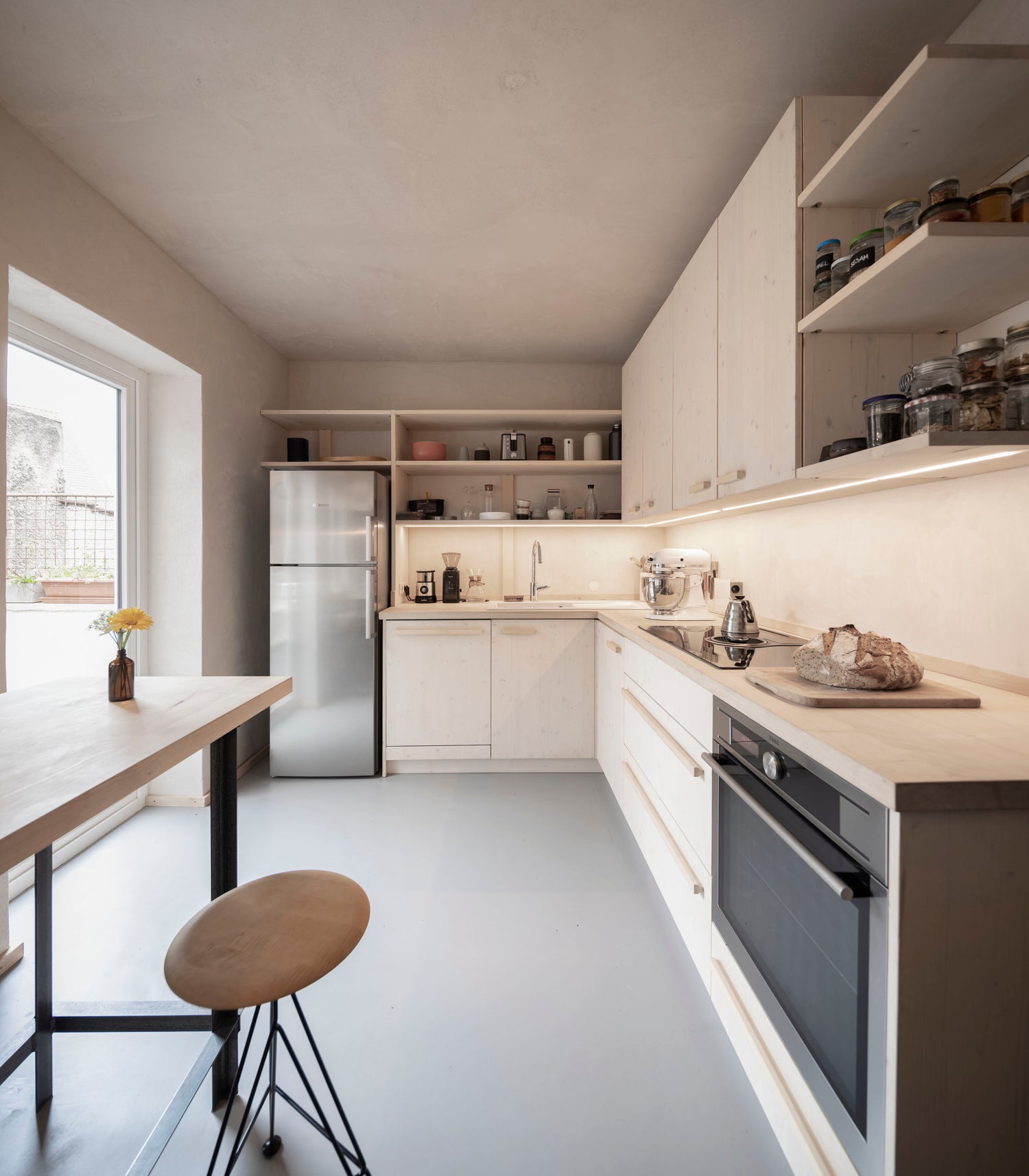 Küche für einen Winzer. Kleine Küche und auscchließlich Holz und natürliche Materialien. Lehmputz, Ahornarbeitsplatte und Kreidefarbe an den fronten.