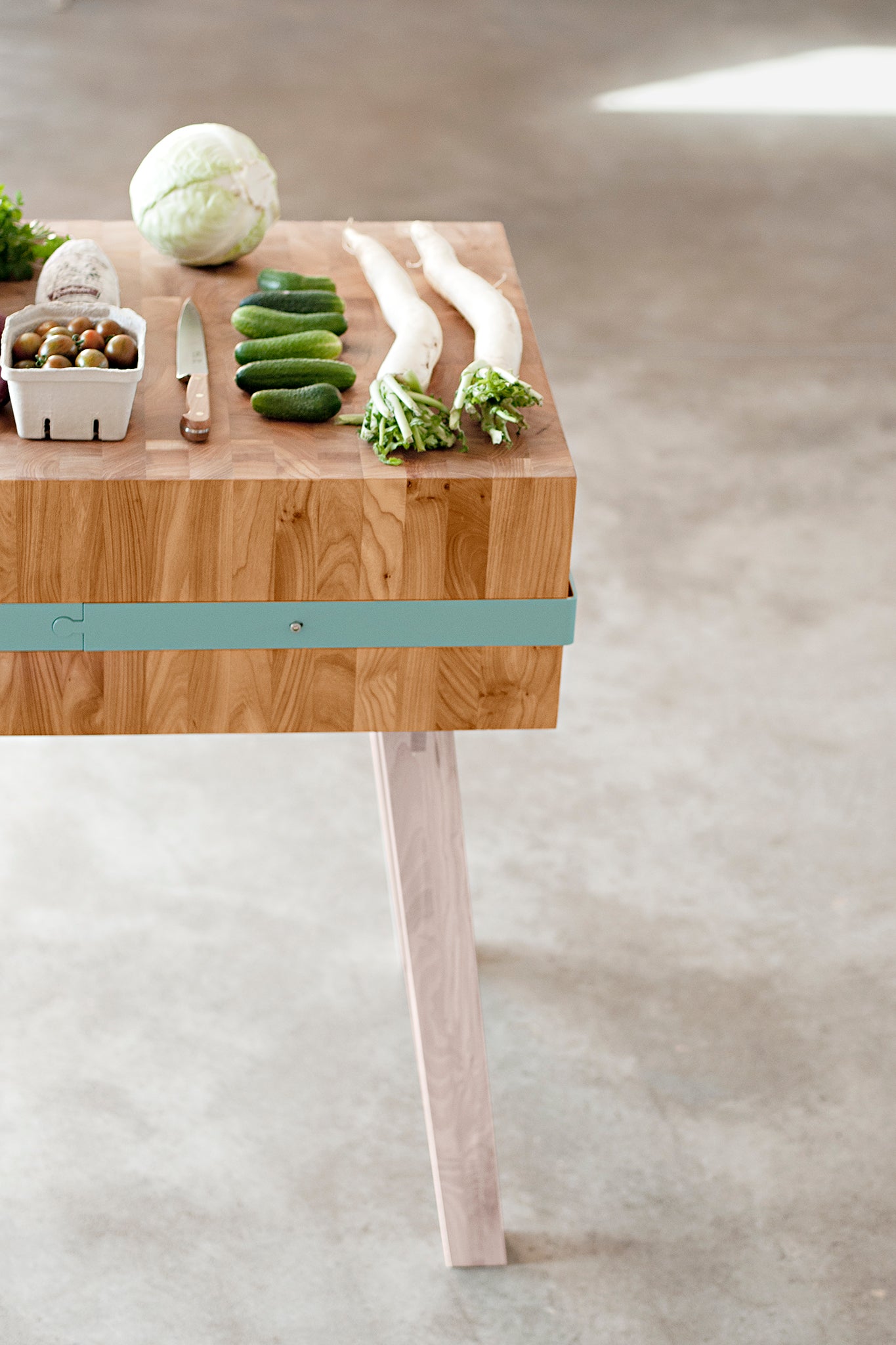 Hackblock Konrad. Ein massiver Hackblock aus Eiche oder Rüster. Erinnert an einen Hackblock aus der Fleischerei. Nur in cool und für wahre Foodies.