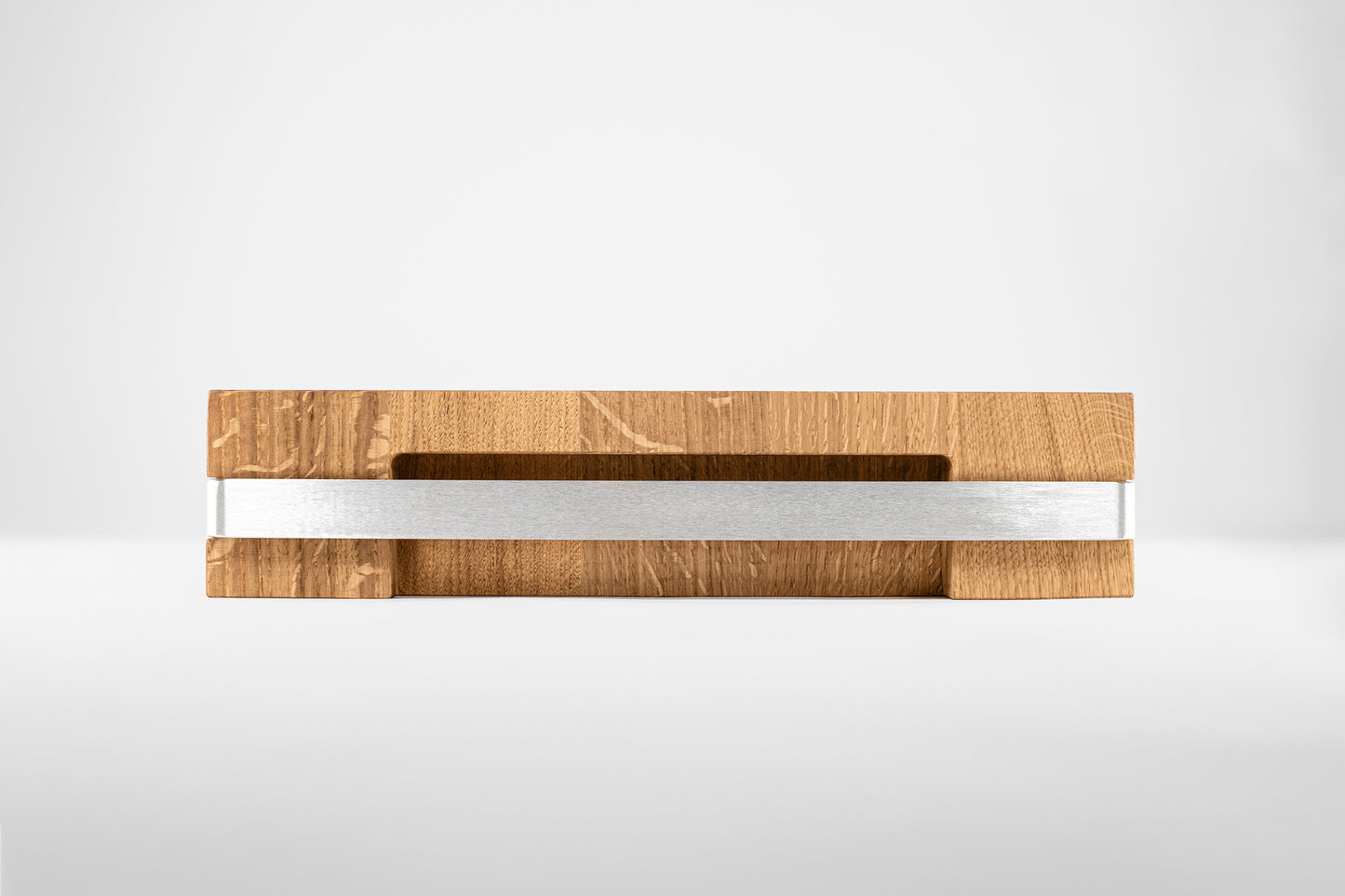 Hackblock aus massiver Eiche mit Edelstahlband.