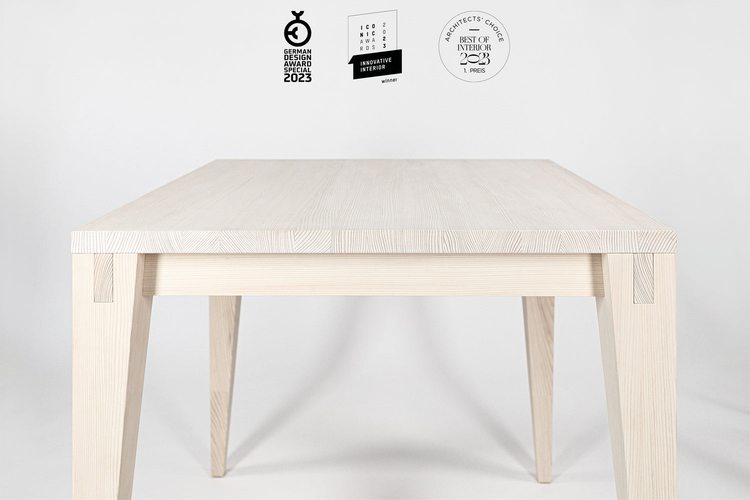Der Holztisch Josef hat im Jahr 2023 viele Design Awards gewonnen!