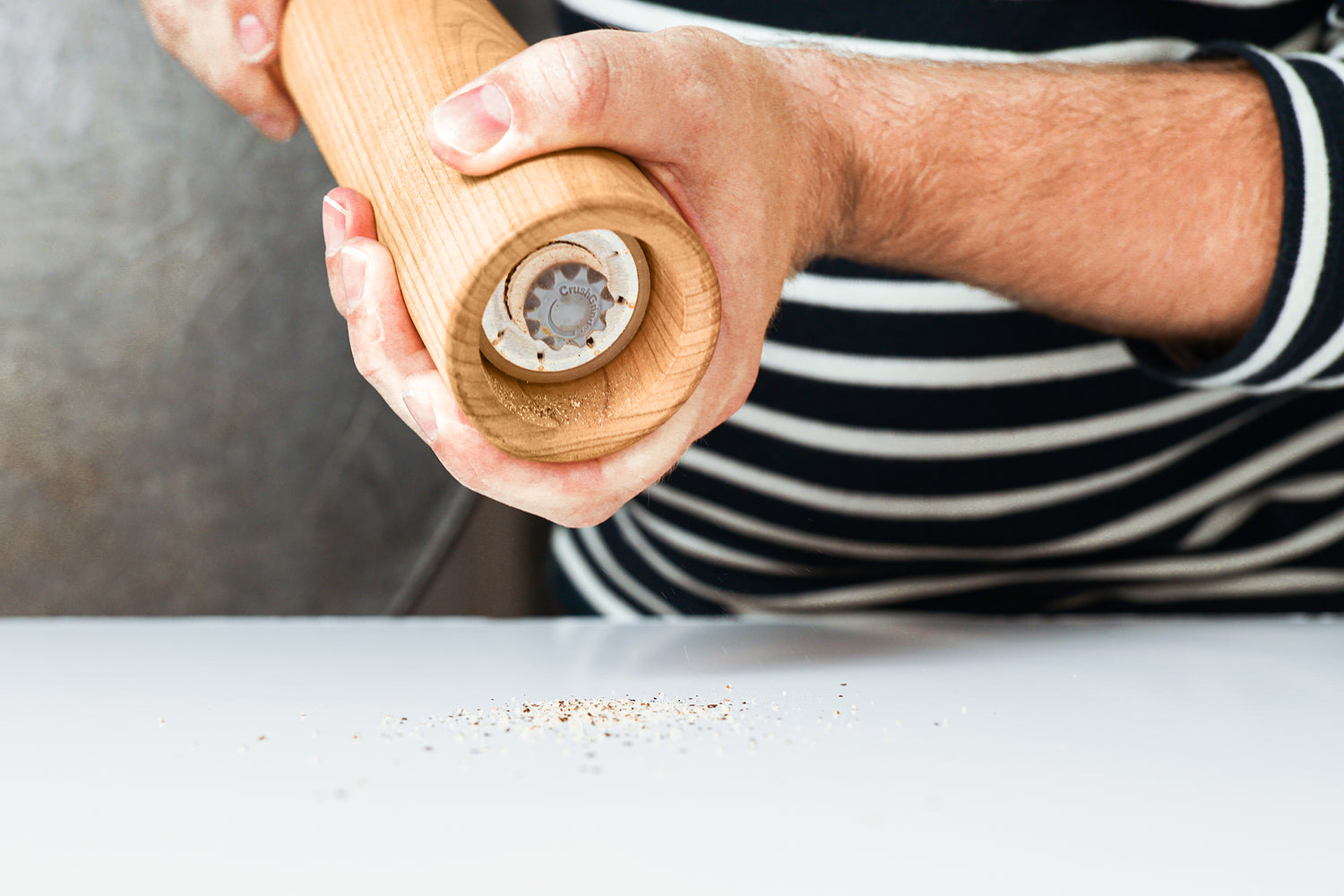 Das Keramikmahlwerk von Crush Grind mahlt stufenlos von grob bis sehr fein. Es lässt sich einfach einstellen. Perfekt um das Essen gut abzuschmecken.