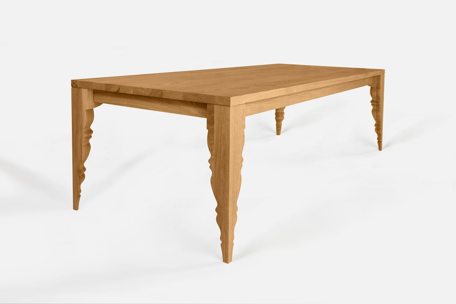 Holztisch mit gedrechselten Tischbeinen