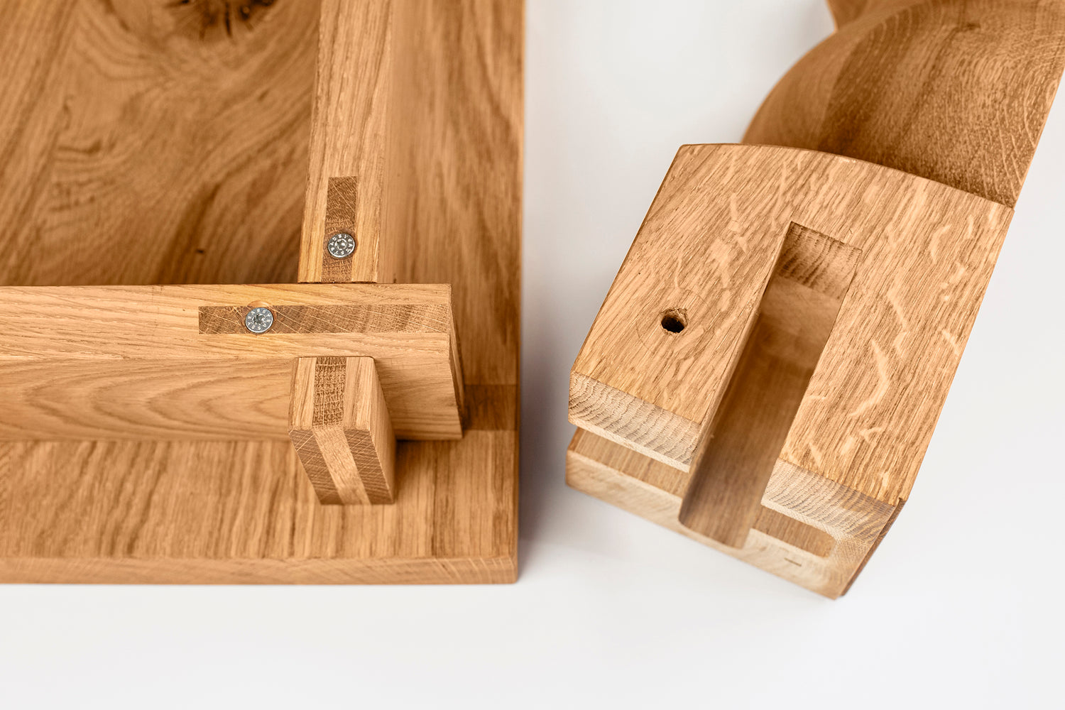 Klassische Holzverbindung im Tischlerhandwerk: Überblattung und Gratleiste und ein gedrechseltes Tischbein